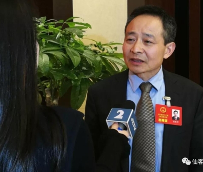 兩會上提了什么？這位人大代表再成各路媒體追逐焦點！