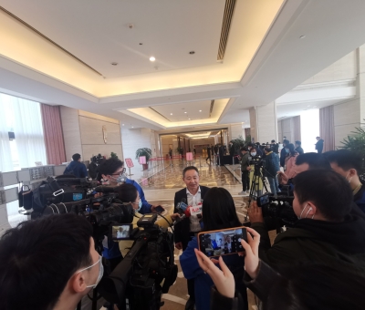 努力推進綠色有機農(nóng)產(chǎn)品、中醫(yī)藥、文化和旅游等產(chǎn)業(yè)重要基地建設 江西仙客來董事長潘新華參加省十三屆人大五次會議積極建言獻策